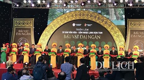 Thủ tướng Nguyễn Xuân Phúc cùng các đồng chí lãnh đạo Đảng, Nhà nước cắt băng khai mạc Triển lãm